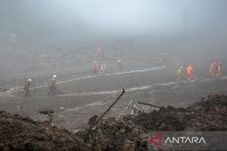 Operasi pencarian korban bencana longsor Cisarua terkendala cuaca