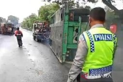 Polisi periksa sopir truk kontainer yang terguling hingga buat kemacetan di Cilincing
