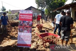 PMI Sumut lakukan pembersihan lumpur bersama warga di Tapanuli Tengah