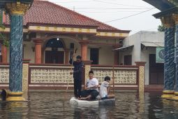 Kampung Tambun Sungai Angke Bekasi masih terjebak banjir setinggi 80 cm hingga1,5 meter