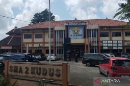Diduga keracunan MBG, puluhan siswa SMA 2 Kudus jalani rawat inap