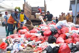 Kota Singkawang sanksi warga yang buang sampah sembarangan
