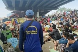 Warga terdampak banjir di Pantura Subang mengungsi di kolong jembatan