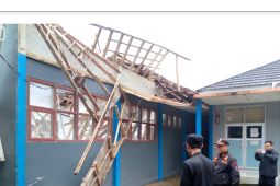Bangunan sekolah ambruk di Cisewu Garut dampak cuaca ekstrem