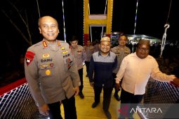 Warga Desa Molalahu sambut gembira perbaikan jembatan oleh Brimob