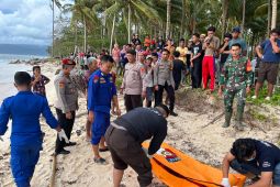 Sesosok mayat pria tanpa identitas ditemukan di Pantai Lentera Walur Pesisir Barat, Lampung