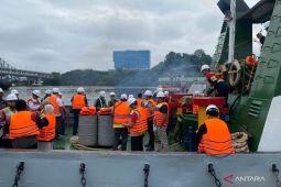 Polisi kawal perbaikan fender Jembatan Mahakam demi keselamatan pelayaran