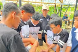 Para siswa SMP Muhammadiyah PK Kottabarat belajar hidup di desa lewat kegiatan live in