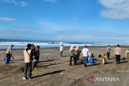 Petugas gabungan bersihkan sampah di sejumlah pantai selatan Cianjur
