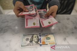 Rupiah melemah seiring revisi "outlook" Indonesia dari Moody's