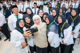 Khofifah tekankan empati dan regulasi layanan ke PPIH Surabaya