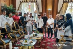 Gubernur Jambi beri hadiah umrah orang tua atlet peraih emas PON 2024