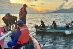 Tim SAR gabungan cari nelayan SBB terjatuh dari longboat