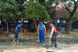 Polres Karawang gelar bersih-bersih sekolah setelah banjir di Karangligar
