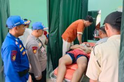 Satpolairud mengevakuasi dua wisatawan yang terseret ombak di Garut