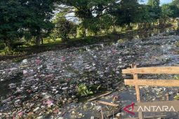 Sampah penuhi bekas lokasi penertiban bangunan liar Kali Kroya Kota Serang