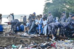 Kodaeral IX Ambon aksi bersih pantai Teluk Ambon sebagai implementasi gerakan ASRI