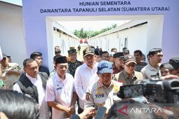 Mendagri serahkan bantuan dana tunggu hunian di Tapanuli Selatan