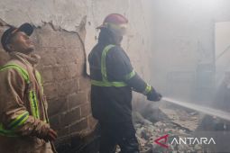 Tiga armada Damkar Bekasi padamkan api yang membakar dua rumah kontrakan