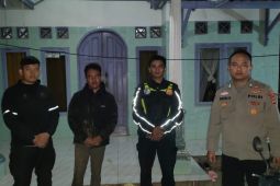 Tim SAR mengevakuasi warga tersesat di Hutan Legok Demplon Garut