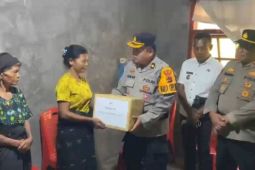 Polri hadir di tengah duka, keluarga bocah SD di Ngada terima bantuan Polda NTT
