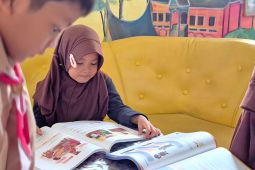 Kemendikdasmen salurkan  1.476 buku bacaan bagi sekolah di Solok