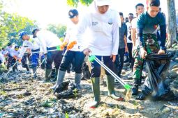 Khofifah pimpin aksi kurve sampah di Pantai Tambak Wedi Surabaya