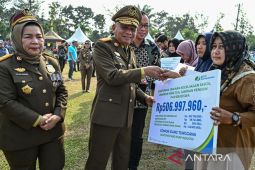 Peringatan Bulan K3, Wagub Surya berikan santunan ahli waris