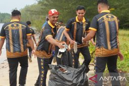 Polres Penajam jaga kelestarian lingkungan lewat bersih-bersih pantai