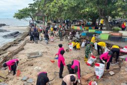 Polres Bangka Selatan bersihkan objek wisata Pantai Laut Nek Aji Toboali