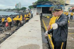 1.000 personel Polda Sulut bersihkan sampah kawasan bisnis Boulevard Kota Manado
