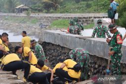 Polisi bersihkan sampah di pantai Mukomuko