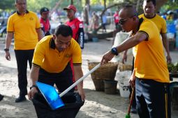 Kapolda Jabar bersihkan sampah di Pantai Pangandaran