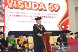 Rektor UNG berikan beasiswa S1 kepada wisudawan asing