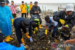 Bupati Karawang pimpin korve saat hujan di kawasan Pantai Tangkolak