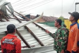 Puluhan rumah di Probolinggo rusak diterjang angin kencang