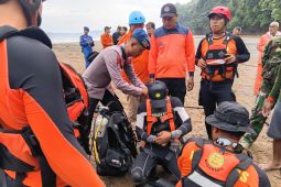 Basarnas terjunkan tim penyelam, cari wisatawan hilang di Pantai Sine