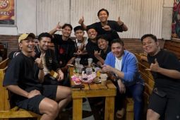 Seskab Teddy nobar final Timnas Futsal bersama warga di Malang