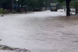 Banjir akibat luapan sungai rendam pemukiman di lereng Gunung Tambora NTB