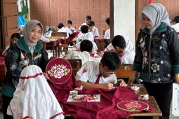 Nine Art Gallery Sidoarjo ajarkan siswa SD melukis di atas kain