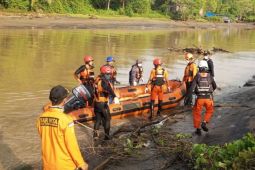 Basarnas evakuasi jasad wisatawan tenggelam di Pantai Sine Tulungagung