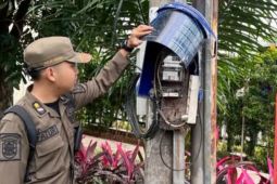 Satpol PP Karawang temukan kWh meter listrik milik PLN di lokasi bangunan liar