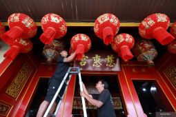 Persiapan imlek di klenteng cagar budaya Kota Kediri