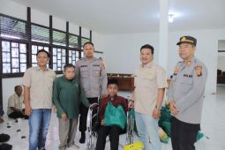 "KAWAN" bersama Polres Ketapang salurkan sembako untuk disabilitas