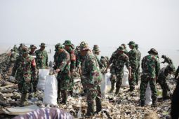Tim gabungan dikerahkan untuk menangani sampah Pantai Gebang Cirebon