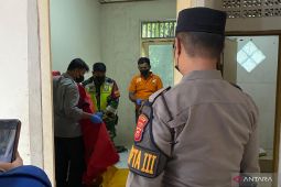 Polisi libatkan damkar evakuasi jenazah di kontrakan Cilebut Timur