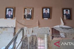 Pimpinan DPRK Aceh Tamiang perbaiki kantor dengan material bekas banjir