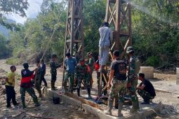 Prajurit TNI bangun jembatan buka akses wilayah di Aceh Tengah