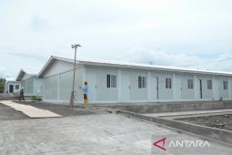 Mengetuk pintu dari rumah ke rumah sembari menunggu Huntara