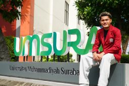 Pemain Persebaya Mikael Tata terima beasiswa UMSURA